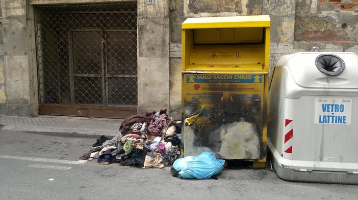 Imperia: a fuoco cassonetto della raccolta indumenti. Intervengono Carabinieri e Vigili del Fuoco