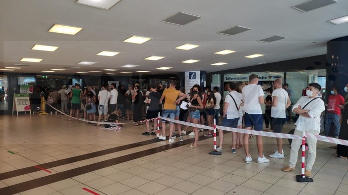 'Open night and day': prosegue la campagna vaccinale, stasera al Palafiori di Sanremo e domani al Palasalute di Imperia
