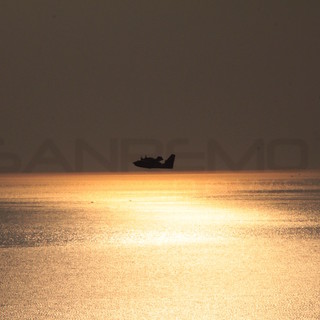 Il Canadair in azione stamattina Il Canadair in azione stamattina