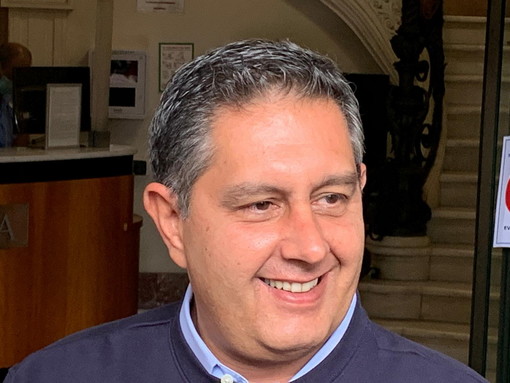 Ripartenze, Toti "Richieste di buonsenso al Governo, scuole superiori al 60% e mangiare nei locali al chiuso dal 26 aprile"