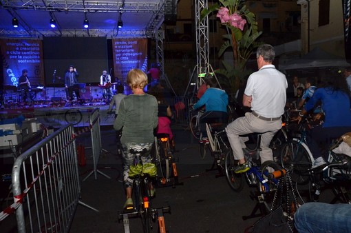 Sanremo: tanta gente sui pedali per 'alimentare' il concerto dei 'Tete de Bois', in bici anche Sindaco e Giunta