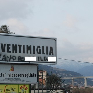 Ventimiglia: raid graffitari dopo lo scioglimento del Consiglio, scritte ingiuriose contro Scullino Ventimiglia: raid graffitari dopo lo scioglimento del Consiglio, scritte ingiuriose contro Scullino