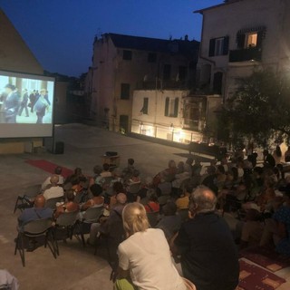 Cinema sotto le stelle, eccezione al calendario: lunedì prossimo in piazza Santa Brigida arriva "Raya e l'ultimo drago"
