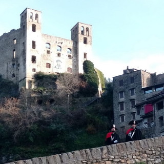 Carabinieri in alta uniforme ieri nel centro di Dolceacqua: garanzia di sicurezza per residenti e turisti