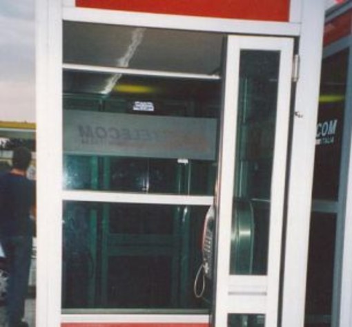 Triora: la Telecom vuole rimuovere la cabina telefonica vicino al Comune, la Giunta dice 'No' Triora: la Telecom vuole rimuovere la cabina telefonica vicino al Comune, la Giunta dice 'No'