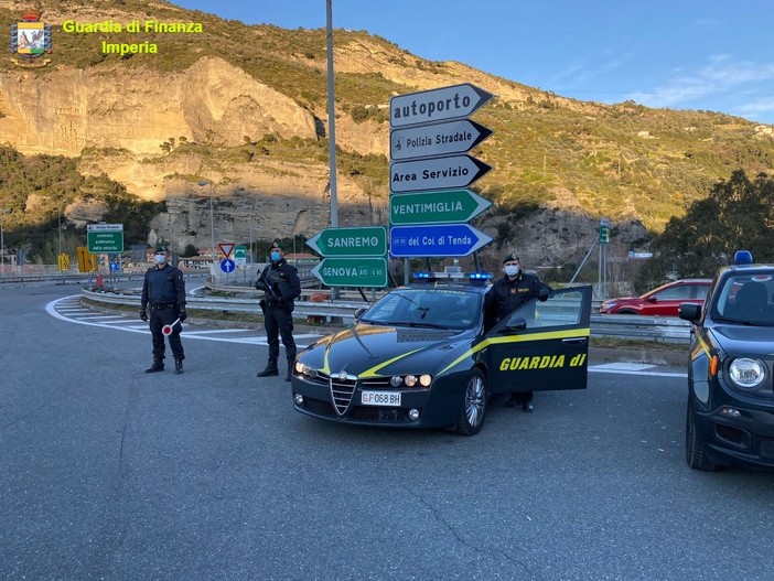 Entrano in Italia con 20 chili di marijuana in macchina: arrestata coppia di spagnoli Entrano in Italia con 20 chili di marijuana in macchina: arrestata coppia di spagnoli