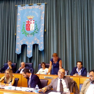 Imperia: la maggioranza ha provato a far passare una pratica che avrebbe tolto all'opposizione i posti nelle partecipate. L'ira di Saluzzo "Il Comune non è un'azienda privata... Per ora" Imperia: la maggioranza ha provato a far passare una pratica che avrebbe tolto all'opposizione i posti nelle partecipate. L'ira di Saluzzo "Il Comune non è un'azienda privata... Per ora"