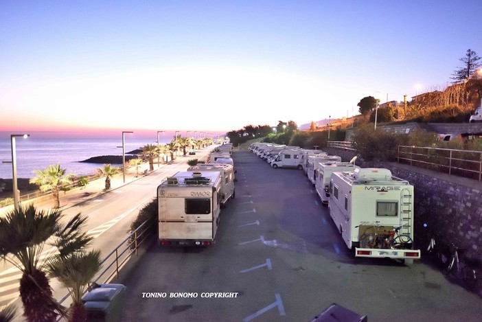 Anche a Santo Stefano al Mare monta la protesta per i camper parcheggiati sui posti per le auto (foto)