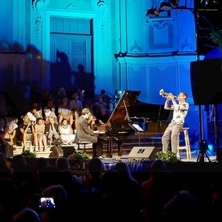 Cervo: ieri sera sulla piazza dei Corallini il concerto 'Tandem' con Fabrizio Bosso e Julian Oliver Mazzariello (Foto e Video) Cervo: ieri sera sulla piazza dei Corallini il concerto 'Tandem' con Fabrizio Bosso e Julian Oliver Mazzariello (Foto e Video)