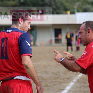 Carmelo Luci, allenatore del Camporosso, a colloquio con suo giocatore