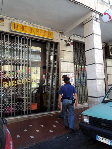 Sanremo: intervento della Polizia in centro, chiusa per droga la 'Mollica birichina' Sanremo: intervento della Polizia in centro, chiusa per droga la 'Mollica birichina'