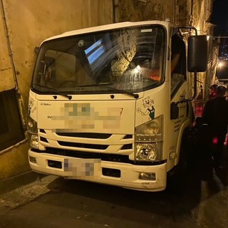 Sanremo, camion incastrato a Coldirodi: intervengono i vigili del fuoco (Foto e video)