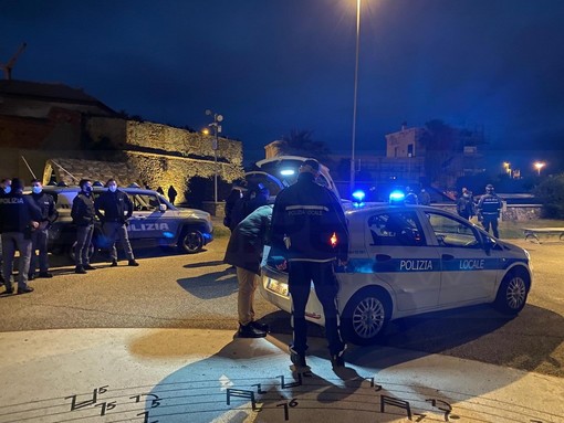 Sanremo: nuovo blitz anti assembramenti in Pian di Nave, serie di sanzioni di Polizia e Municipale (Foto) Sanremo: nuovo blitz anti assembramenti in Pian di Nave, serie di sanzioni di Polizia e Municipale (Foto)