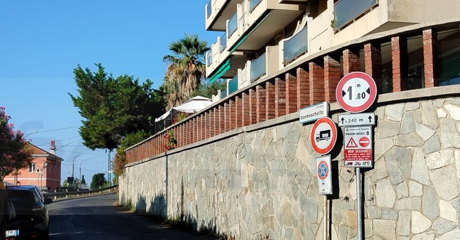 Sanremo, via Bonmoschetto, ancora un’emergenza: ambulanza bloccata, i residenti chiedono una strada più sicura Sanremo, via Bonmoschetto, ancora un’emergenza: ambulanza bloccata, i residenti chiedono una strada più sicura