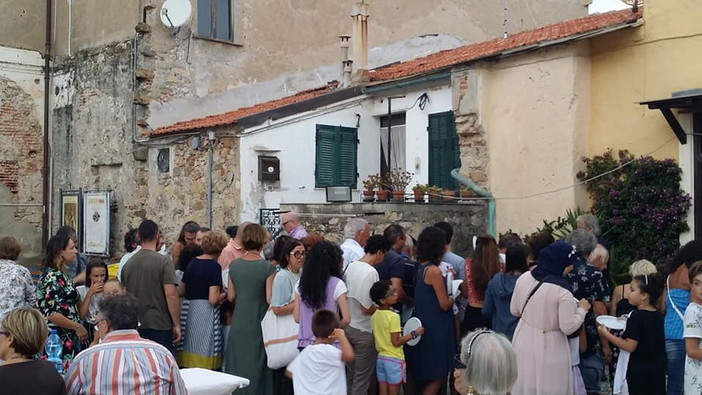 Imperia: grande successo sabato sera per la 'Cena in Piazza' organizzata dal 'Circolo Parasio' (Foto) Imperia: grande successo sabato sera per la 'Cena in Piazza' organizzata dal 'Circolo Parasio' (Foto)