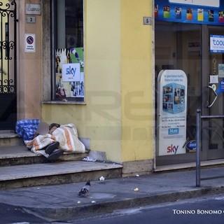 Sanremo: clochard trascorre la notte sul marciapiede di via Volta, un'altra penosa storia di povertà