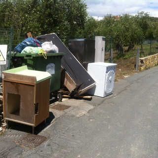 La Eco Imperia denuncia con alcune foto il conferimento di rifiuti speciali in modo errato
