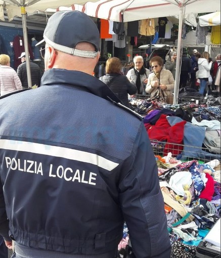 Diano Marina: merce usata non 'igienizzata', serie di sequestri e multe questa mattina al mercato (Foto) Diano Marina: merce usata non 'igienizzata', serie di sequestri e multe questa mattina al mercato (Foto)