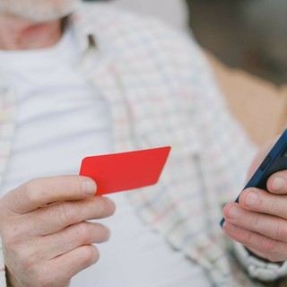 Attenzione alle telefonate: dalle truffe dei call center alle voci clonate con l’IA