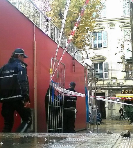 Sanremo: caduta di calcinacci in vicolo Gradisca, messa in sicurezza dalla Polizia Municipale (Foto)