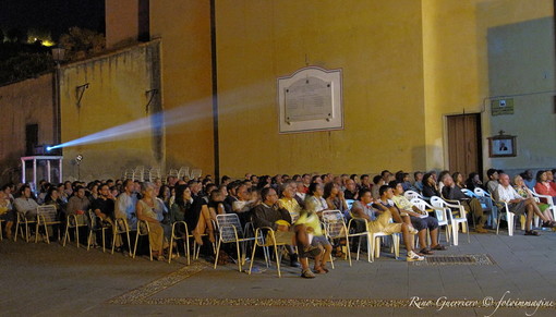 Cipressa: per 'FilmCaravan' questa sera in piazza appuntamento con il 'Cinema sotto le Stelle'