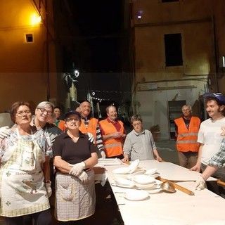 Riva Ligure: dopo il rinvio di sabato, ieri sera la 'Cena de San Muissiu', anche Sindaco e Assessori al 'servizio' delle associazioni (Foto) Riva Ligure: dopo il rinvio di sabato, ieri sera la 'Cena de San Muissiu', anche Sindaco e Assessori al 'servizio' delle associazioni (Foto)