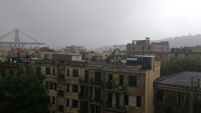 Drammatico crollo del ponte autostradale a Genova: decine di uomini e mezzi dei Vigili del Fuoco partiti dall'imperiese