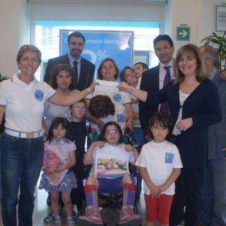 Sanremo: dalla Barclays di piazza Borea D'Olmo 586 euro per la Polisportiva 'IntegrAbili'