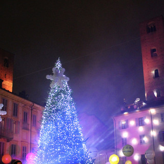 Festa in piazza per il Capodanno ad Alba, nutella party, brindisi, mongolfiera e animazione musicale