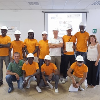 Imperia: primo percorso sperimentale per manovale edile rivolto a migranti rifugiati al SeiCpt Scuola Edile (Foto) Imperia: primo percorso sperimentale per manovale edile rivolto a migranti rifugiati al SeiCpt Scuola Edile (Foto)