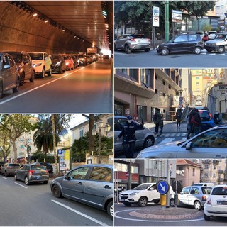 Le immagini delle code in centro a Sanremo (foto Tonino Bonomo) Le immagini delle code in centro a Sanremo (foto Tonino Bonomo)