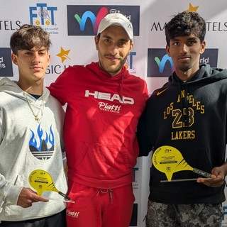 I protagonisti della prima finale "pro" fra due atleti del Piatti Tennis Center, giocata a Monastir. Da sinistra: Lorenzo Carboni (finalista), Michele Ferella (coach che li ha accompagnati in Tunisia) e Manas Dhamne (vincitore)