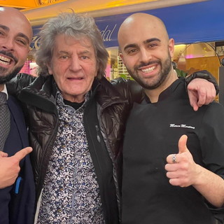 Festival di Sanremo 2023: Fedez e Fausto Leali a cena 'Da Nicò', piazzetta strapiena già ieri sera (Foto)