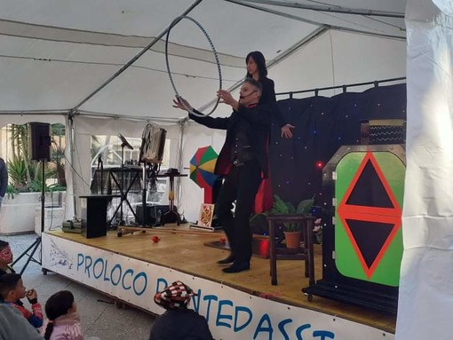 Una soleggiata domenica di festa con il carnevale di Pontedassio tra maschere e magia (Foto) Una soleggiata domenica di festa con il carnevale di Pontedassio tra maschere e magia (Foto)