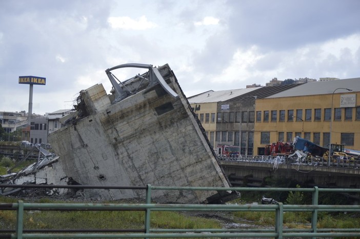 Ieri il crollo del viadotto sul Polcevera: quel raddoppio del ponte sfumato negli anni Novanta
