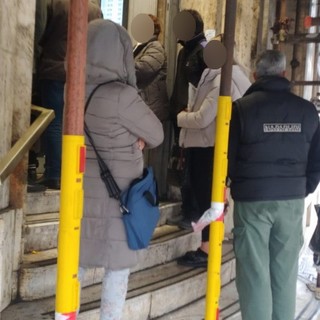 Sanremo: all'ufficio postale di via Roma si entra due per volta, lunghe code e lamentele dei clienti (Foto) Sanremo: all'ufficio postale di via Roma si entra due per volta, lunghe code e lamentele dei clienti (Foto)