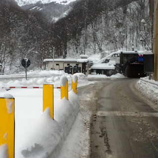 Tir fermo 500 metri prima del tunnel sul colle di Tenda: statale 20 chiusa e continua a nevicare