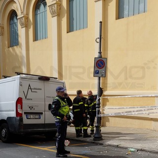 Sanremo: crollano pezzi di cornicione in via Pallavicino, intervento di Municipale e Vigili del Fuoco (Foto)