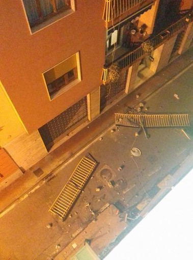 Ventimiglia: crolla la ringhiera di un balcone in via Metella, per fortuna non stava transitando nessuno Ventimiglia: crolla la ringhiera di un balcone in via Metella, per fortuna non stava transitando nessuno