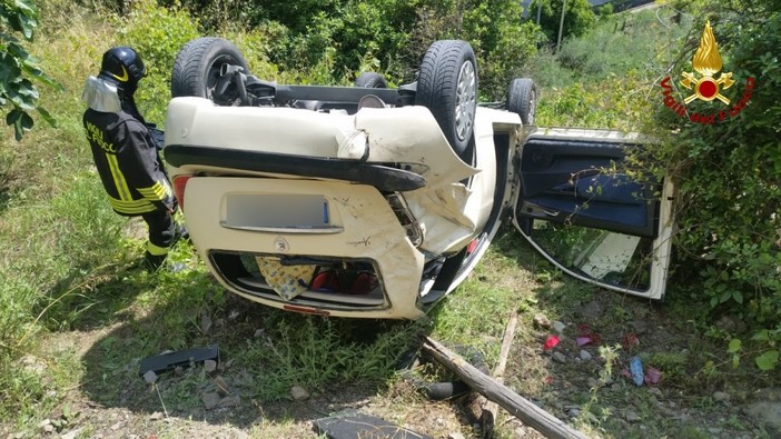 Dolceacqua: donna si capotta e finisce fuori strada, lievi ferite e mobilitazione di soccorsi (Foto)