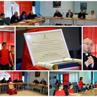 Vallecrosia: Consiglio comunale straordinario per la cittadinanza onoraria a Don Umberto Collecchia (Foto e Video) Vallecrosia: Consiglio comunale straordinario per la cittadinanza onoraria a Don Umberto Collecchia (Foto e Video)