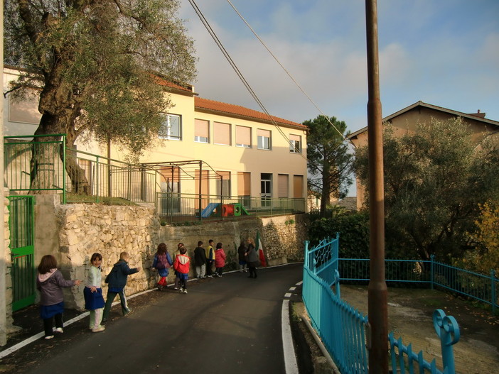 Castellaro ha una scuola primaria a misura di …bambino dove le parole d’ordine sono accoglienza e serenità Castellaro ha una scuola primaria a misura di …bambino dove le parole d’ordine sono accoglienza e serenità
