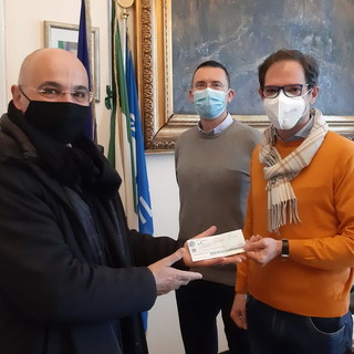 Bordighera: consegnato il fondo di solidarietà dell'Amministrazione alla parrocchia di Santa Maria Maddalena