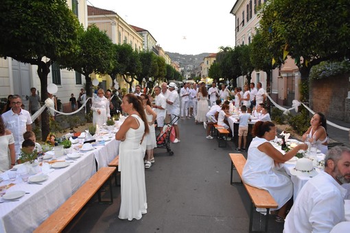 Diano Marina: normative anti Covid-19 non bloccano la 'Cena in Bianco', quest'anno si fa... a casa