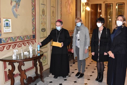 Sanremo: una statuina che raffigura un infermiere per il Presepe del Vescovo, oggi la consegna di Confartigianato Sanremo: una statuina che raffigura un infermiere per il Presepe del Vescovo, oggi la consegna di Confartigianato