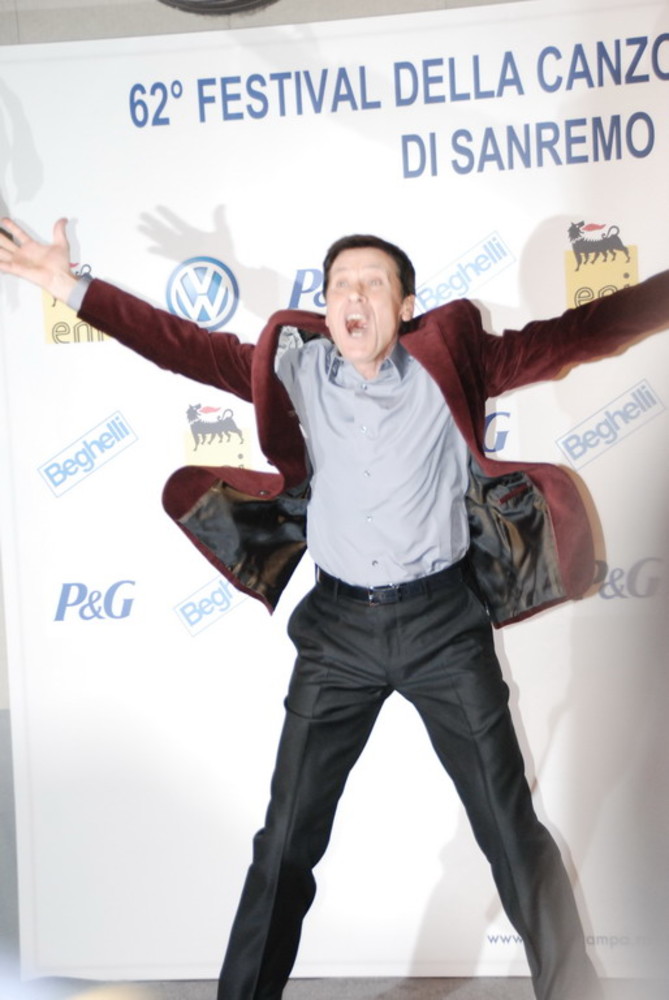 Festival di Sanremo 2012: dopo i problemi della 'prima' un 'Tapiro' gigante per Gianni Morandi