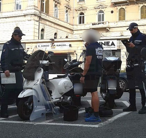 Sanremo: cade con lo scooter e finisce sotto un'auto in sosta, miracolosamente illeso (Foto) Sanremo: cade con lo scooter e finisce sotto un'auto in sosta, miracolosamente illeso (Foto)