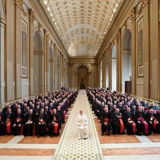 Il Vescovo Suetta parla al Papa delle sue probabili discendenze sanremesi: il Santo Padre scherza "Anche lì?"