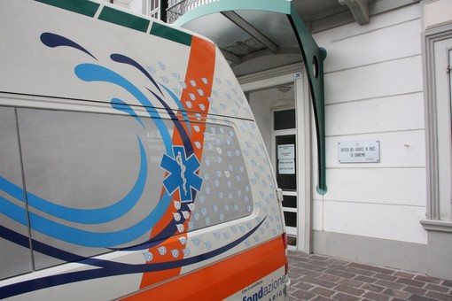 Imperia: perde il controllo dell'auto e finisce contro un muretto, ferite lievi