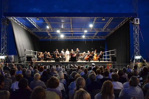 Sanremo lancia un messaggio di vicinanza a Nizza con il concerto dedicato alle vittime del 14 luglio (Foto e Video)